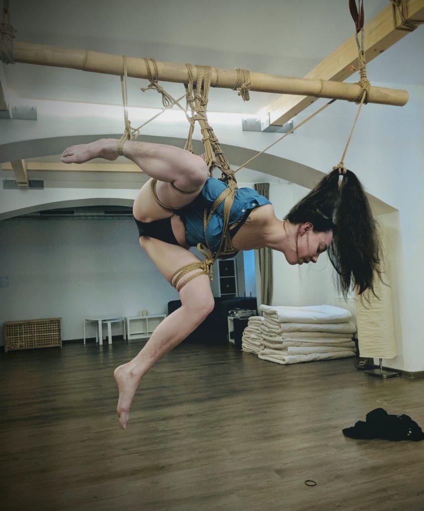 Shape. Torsioned Side Suspension with Open Legs