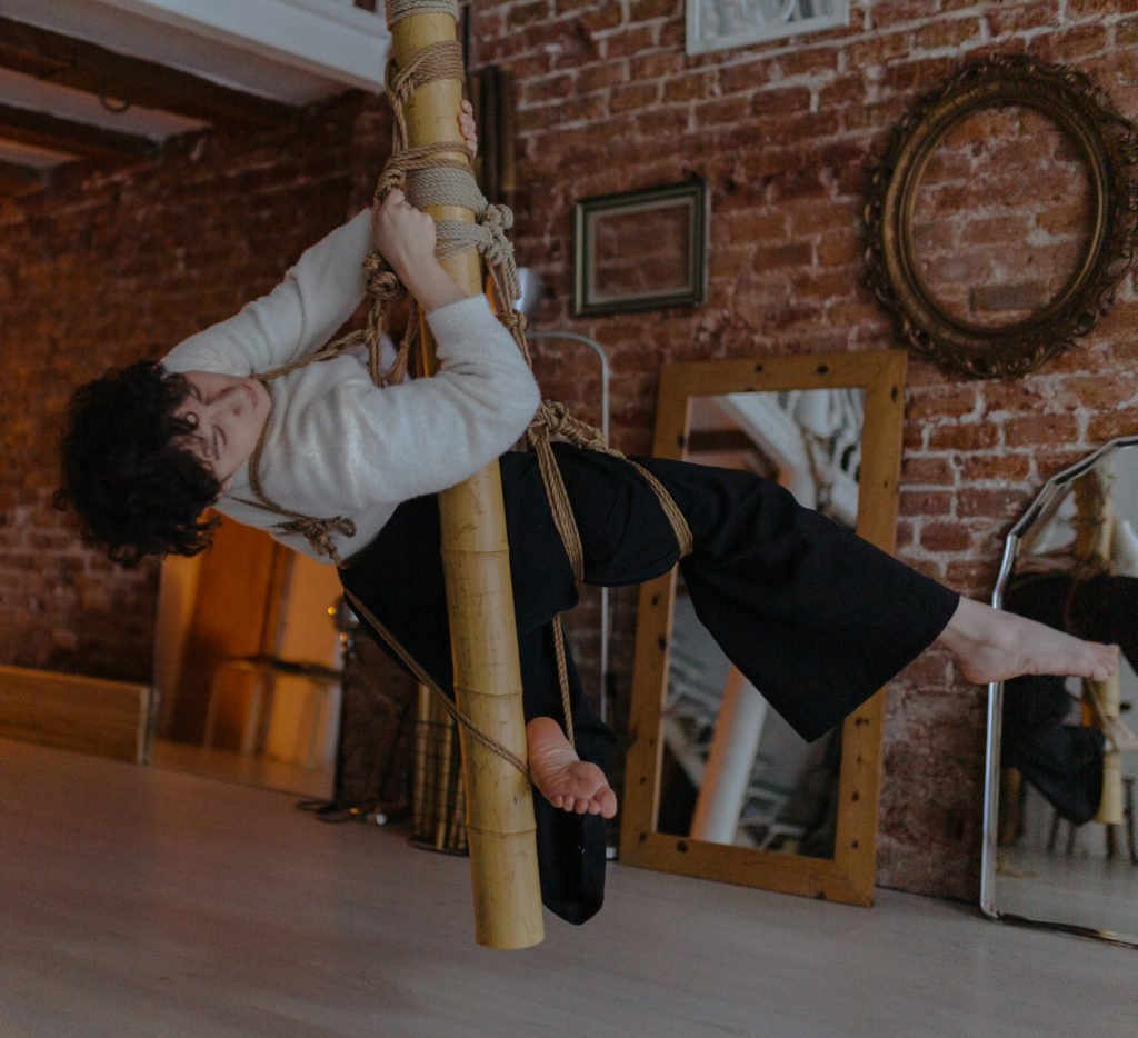 Experimental Floating Hashira for Self-Tying