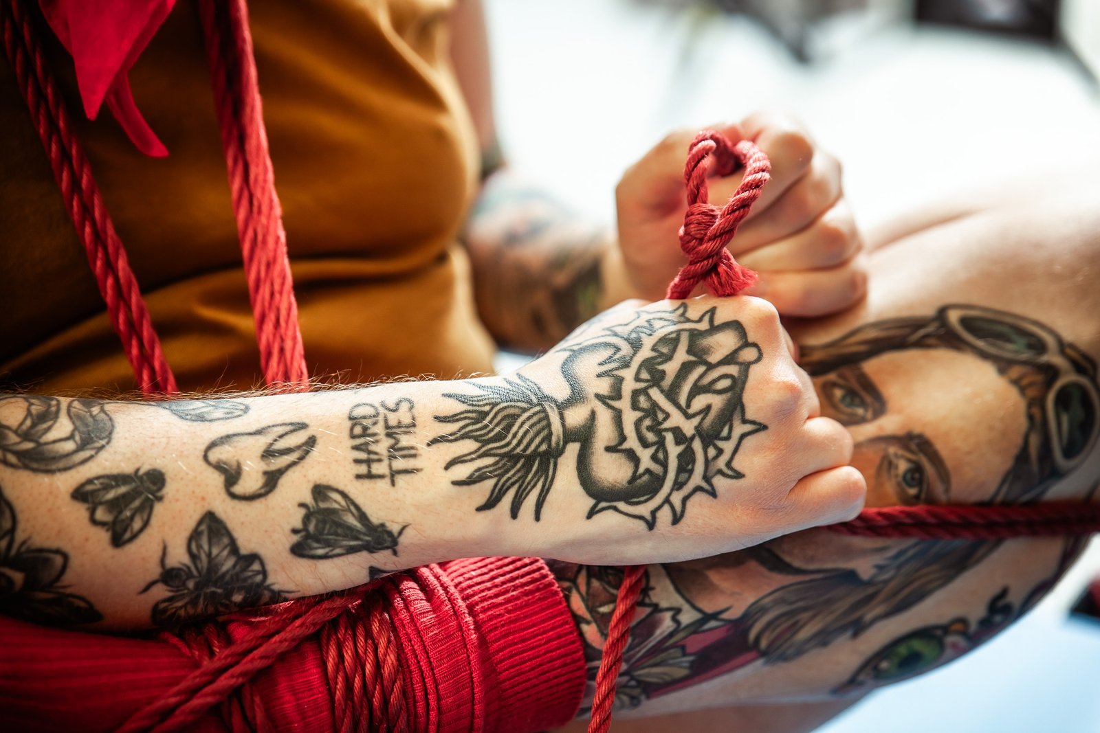 mg 7367 Tattooed arm holding red rope tightly.