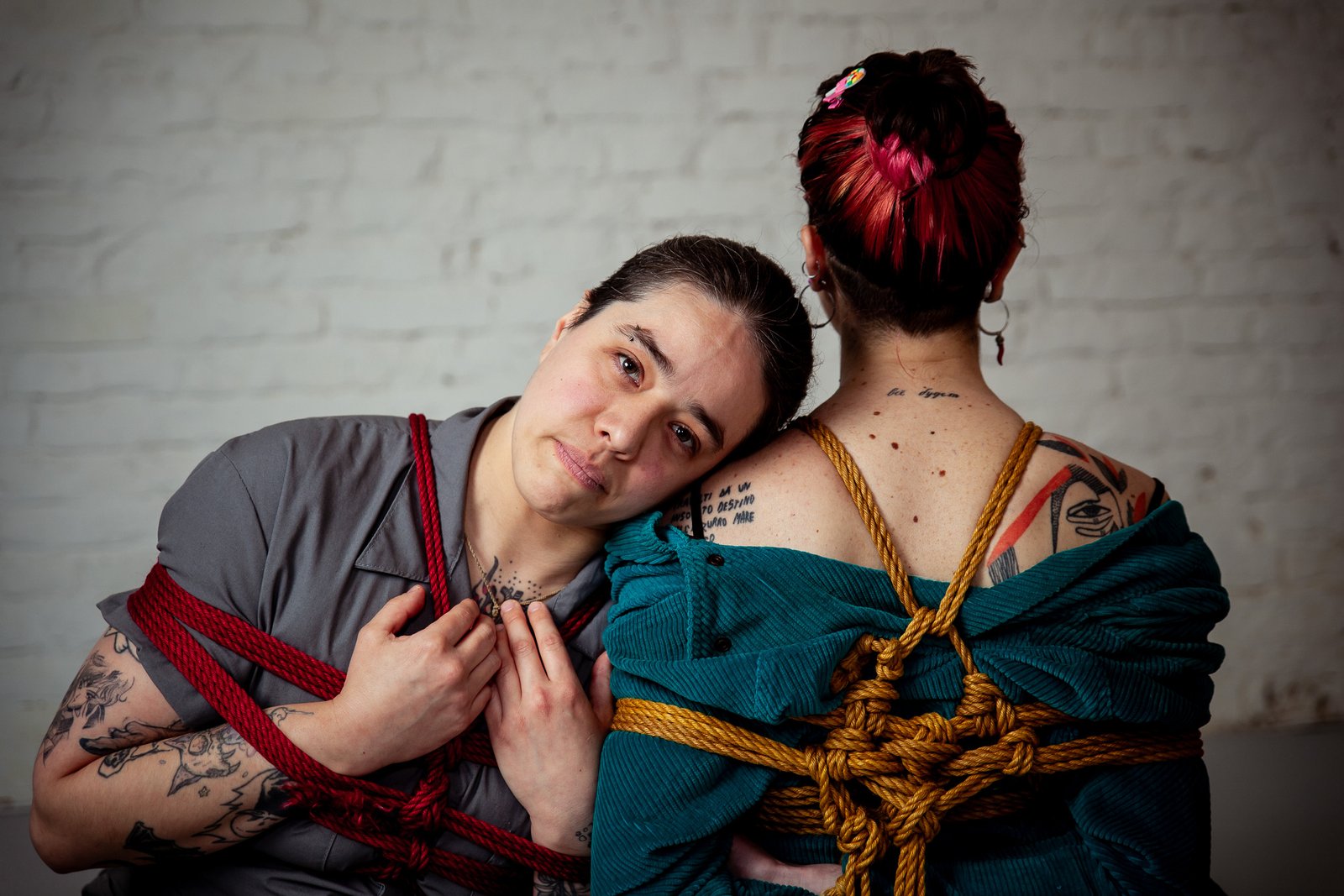 mg 9282 Two people with tattooed arms, wrapped in colorful ropes.