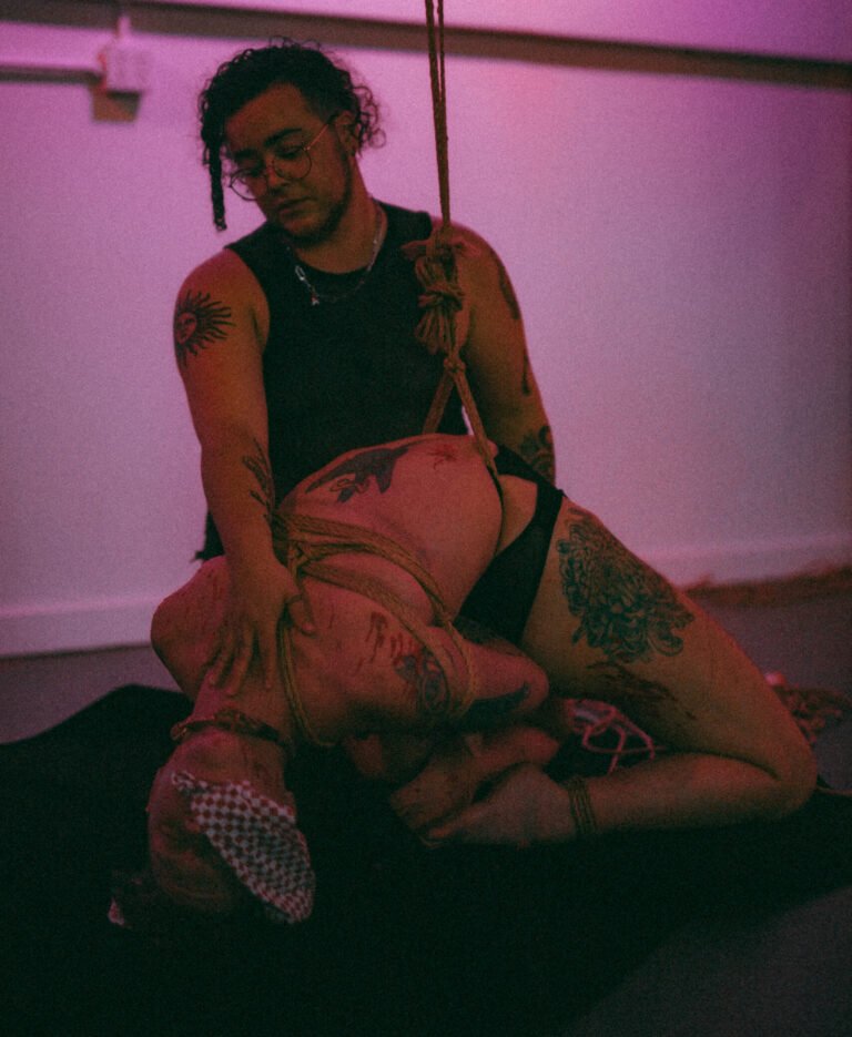 Rope suspension performance under pink ambient lighting